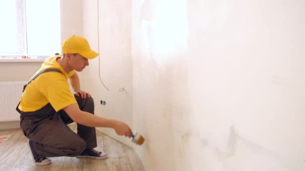 Constructor Cubre Pared Con Pegamento Papel Pintado Reparación Casa — Vídeo de stock