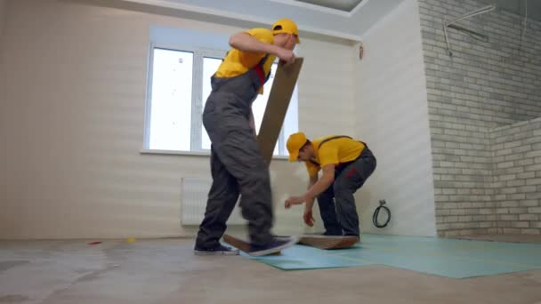 Construtores Estão Deitar Chão Numa Casa Nova Laminado Madeira Para — Vídeo de Stock