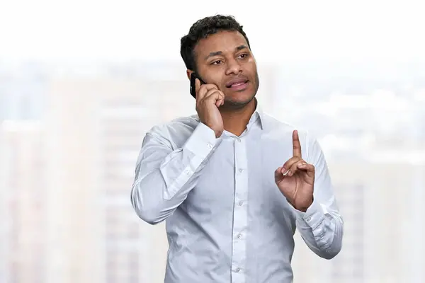 Retrato Jovem Empresário Confiante Falando Telefone Celular Pessoas Negócios Comunicação — Fotografia de Stock