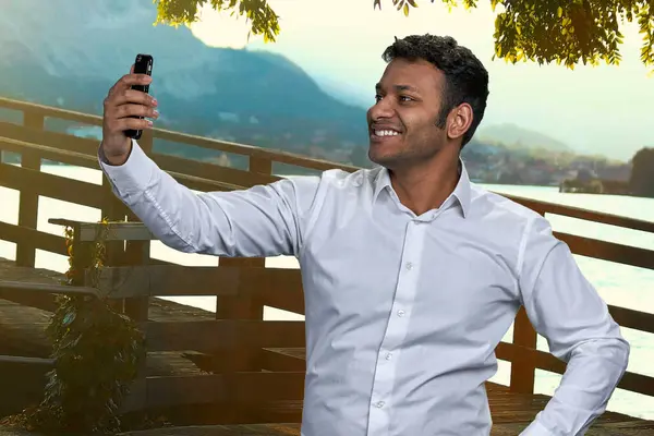 Usmívající Indiánský Obchodník Venku Bere Selfieho Telefon Lidé Technologie Cestovní — Stock fotografie