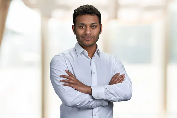 Empresário Indiano Atraente Olhando Para Câmera Com Braços Cruzados Confiante Fotos De Bancos De Imagens
