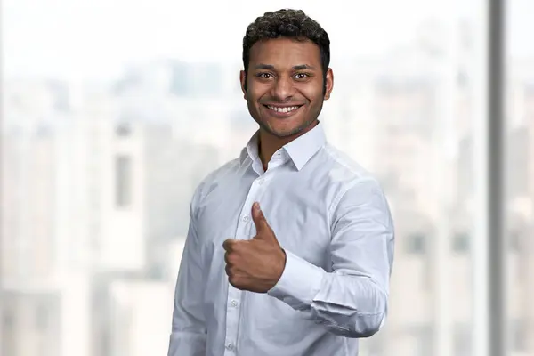 Hombre Negocios Indio Sonriente Mirando Cámara Dando Pulgar Hacia Arriba Imagen de stock