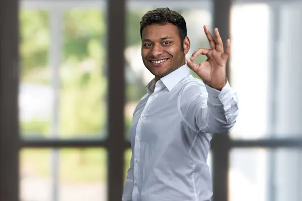 Erfolgreicher Indischer Geschäftsmann Der Eine Gute Handbewegung Zeigt Lächelnder Mann Stockfoto
