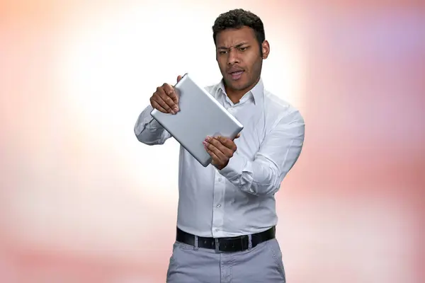 Enthusiastischer Indischer Geschäftsmann Beim Spielen Auf Dem Tablet Jungunternehmer Genießen lizenzfreie Stockbilder