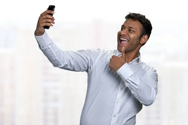 Empresário Asiático Alegre Dando Polegar Enquanto Toma Selfie Com Smartphone Fotos De Bancos De Imagens