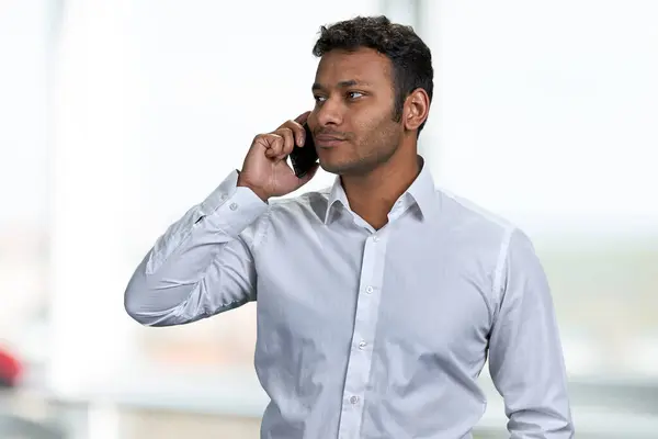 Homem Negócios Confiante Camisa Branca Falando Celular Conceito Pessoas Tecnologia — Fotografia de Stock