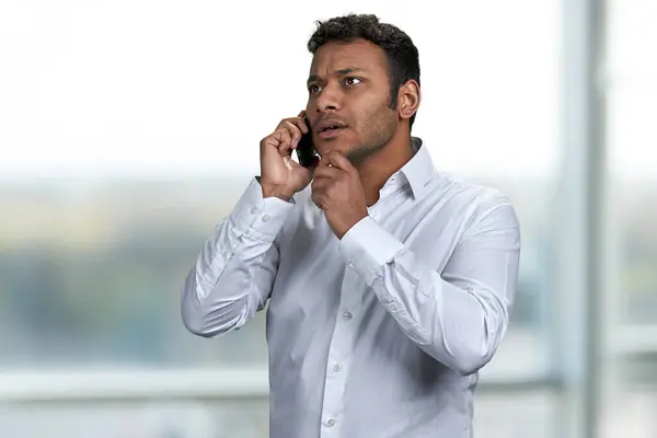 Homem Negócios Bonito Sério Falando Telefone Celular Com Cliente Janela — Fotografia de Stock