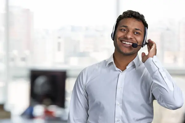 Smiling Agente Call Center Masculino Falando Com Cliente Operador Call — Fotografia de Stock