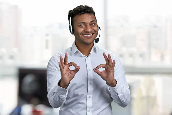 Operador Call Center Masculino Alegre Gesticulando Okey Com Ambas Mãos — Fotografia de Stock