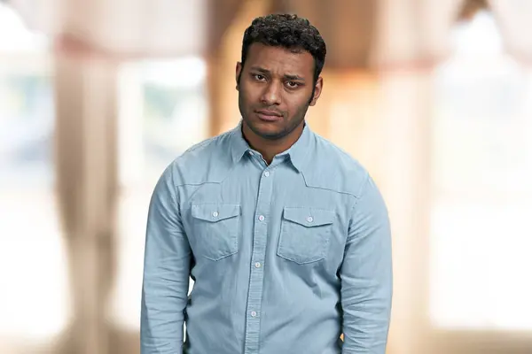 Kameraya Bakan Üzgün Hintli Genç Bir Adamın Portresi Planda Hayal — Stok fotoğraf