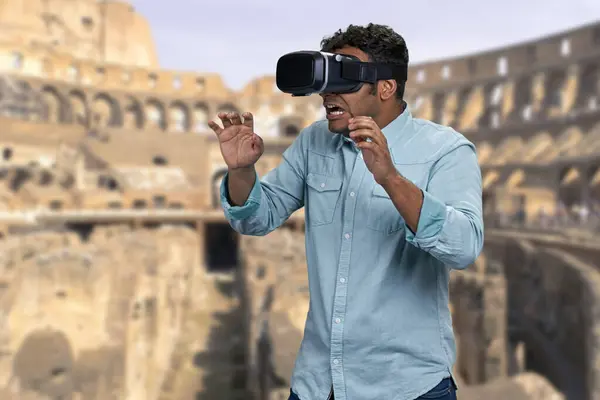 若いハンサムな男はVcメガネを着ています イタリアのローマのコロッセオの輝かしい背景 旅行のコンセプト — ストック写真