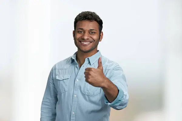 Lächelnder Junger Mann Blauen Hemd Mit Daumen Hoch Geste Attraktiver Stockbild