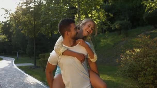 Verliebtes Junges Paar Spaziert Durch Den Park Lacht Küsst Und — Stockvideo