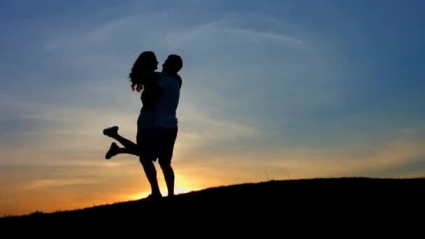 Pasangan Muda Berputar Putar Dengan Latar Belakang Matahari Terbenam Seorang — Stok Video