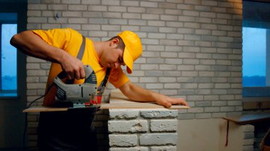 Müteahhit kaplamaları kesiyor. Elektrikli testereyle kesilen işçiler..