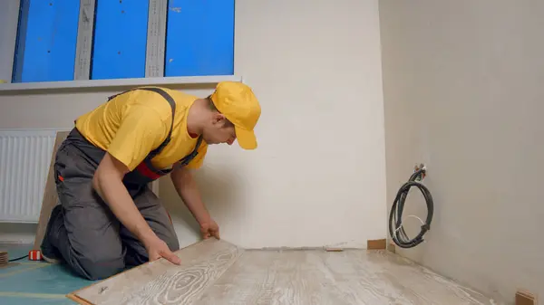 Worker Laying New Floor Laying Laminate House — Stock Photo, Image