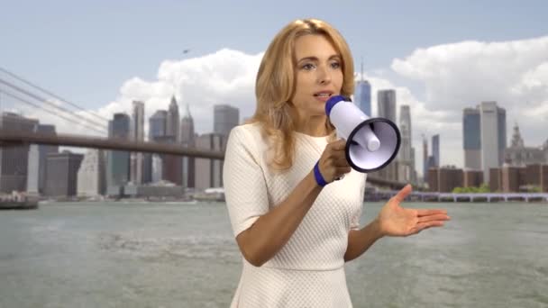 Potret Seorang Wanita Pirang Ekspresif Memberikan Pidato Megafon Sungai Kota — Stok Video