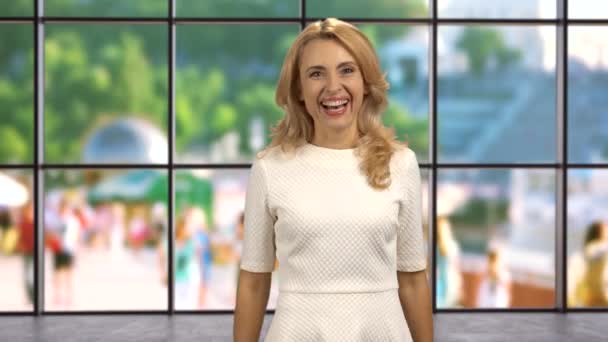 Πορτρέτο Μιας Ευτυχισμένης Ξανθιάς Γυναίκας Που Γελάει Δυνατά Μέσα Στο — Αρχείο Βίντεο