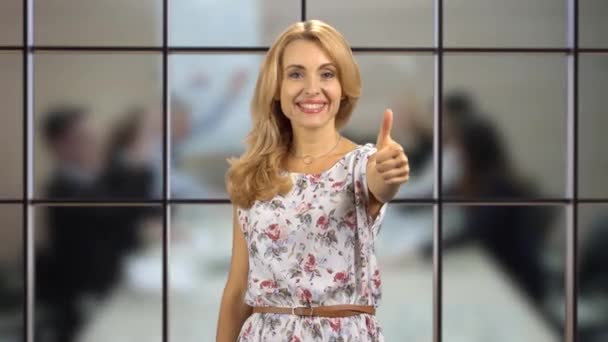 Egy Boldog Vidám Portréja Aki Felemeli Hüvelykujját Üzleti Találkozó Háttérben — Stock videók