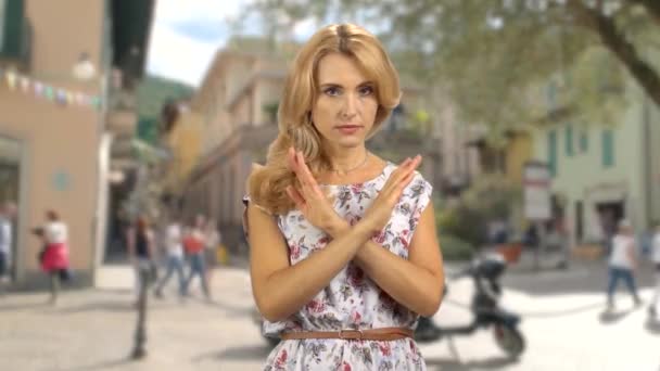 Retrato Una Mujer Rubia Seria Pie Aire Libre Cruzan Sus — Vídeos de Stock