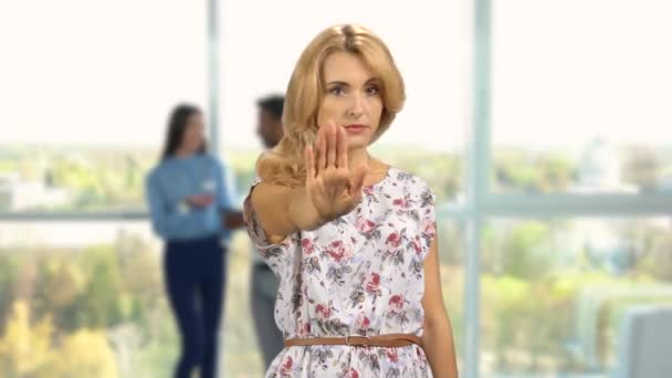 Ofisteki Ciddi Olgun Sarışın Kadın Elinde Dur Işareti Gösteriyor Arka — Stok video