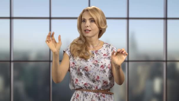 Portret Ładnej Blondynki Używającej Niewidzialnego Wirtualnego Ekranu Środku Okno Sprawdzone — Wideo stockowe