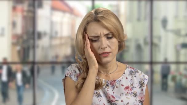 Retrato Una Mujer Rubia Triste Con Dolor Cabeza Tocándose Cabeza — Vídeo de stock