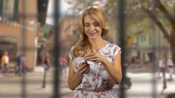 Portret Szczęśliwej Blondynki Nakładającej Perfumy Szyję Zewnątrz Miejska Ulica Tle — Wideo stockowe