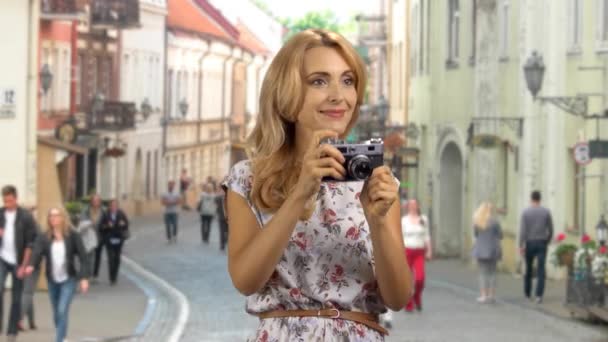 Portrait Happy Blonde Tourist Woman Taking Photos European Street Vintage — Stock Video