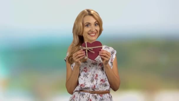 Portret Bardzo Szczęśliwej Blondynki Pokazuje Pudełko Prezentów Kształcie Serca Abstrakcyjne — Wideo stockowe