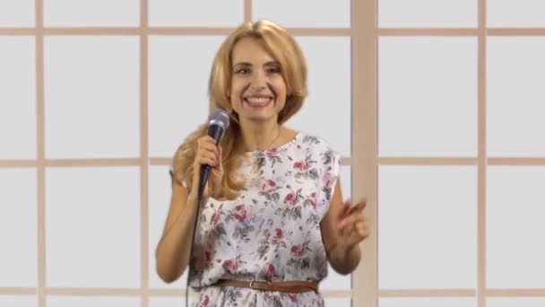 Porträtt Glad Ganska Blond Kvinna Som Sjunger Mikrofon Inomhus Kontrollerat — Stockvideo