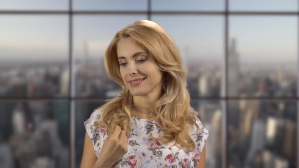 Saçlarını Parmaklarıyla Kıvıran Mutlu Sarışın Bir Kadının Portresi Arka Planda — Stok video