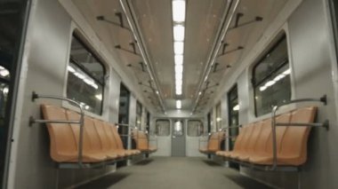 Bej koltuklu güzel, modern metro vagonu. Depo metro denetimi ve temizliği.