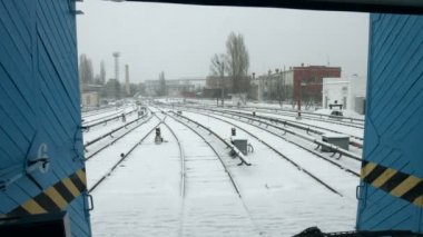 Tren metro istasyonundan ayrılıyor. Tren istasyonunda kış..