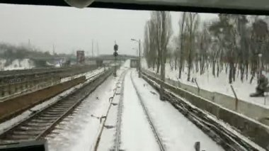 Kyiv, Ukrayna - 05.01.2016: Şehirden geçen metro treninin hızlandırılmış videosu.