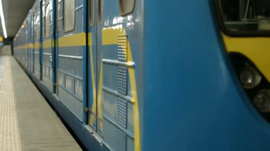 Trenin metro istasyonunda durması. Büyük bir şehir için uygun toplu taşıma.