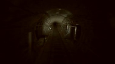 Metro tüneli. Bomba sığınağı. Yeraltı tüneli. Demiryolu tüneli. Yeraltı taşıma. Tünellerde sürüş.