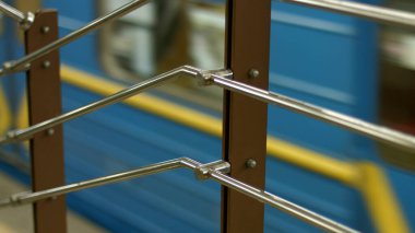 Yeraltı taşıma. Metro istasyonunda geldi. Tren istasyondan ayrılıyor. Metro araçların hareket.