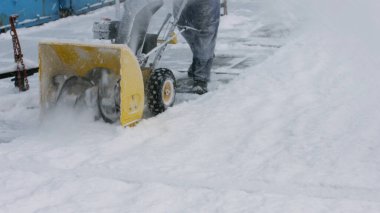 Hademe karı traktörle temizliyor. Kar temizleme. Kardan sokakları temizliyorum. Kar temizleyici.