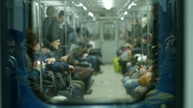Kyiv, Ukrayna - 05.01.2016: İnsanlar metroda işe gidiyor. İnsanlarla dolu bir metro vagonu.