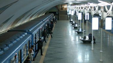 Kyiv, Ukrayna - 05.01.2016: Yolcular metrodan iniyor. Kyiv metrosunun büyük ışık istasyonu.