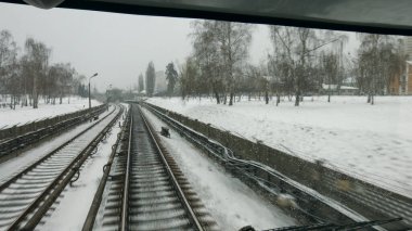 Tren şehrin içinden geçer. Şehir elektrikli treni. Bir metro treni dışarı çıkıyor..