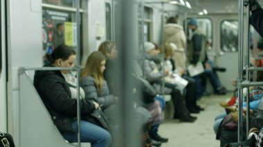 İnsanlar sabahları metroyla işe gidiyorlar. Yolcu taşıyan metro vagonu.
