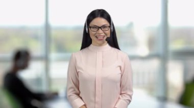 Mutlu Asyalı genç iş kadını çağrı merkezi çalışanı. Müşteri destek operatörü ofiste..