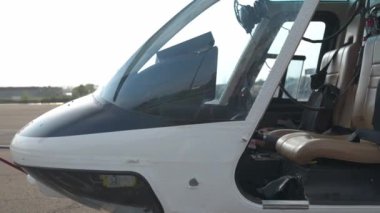 Helikopter Kabini ve Güvenlik Özellikleri. Modern bir helikopterin kabini, ekipmanı ve güvenlik önlemleri.