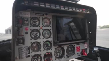 Helikopter Enstrüman Paneli: Hassasiyet Ölçümleri ve Uçuş Veri Ekranı. Helikopterlerin İçerisine Bir Bakış Alet Paneli.