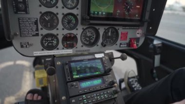 Kapsamlı Helikopter Kontrol Paneli ve Seyir Sistemi. Modern Helikopter Kontrollerinin Detaylı Görünümü: Ölçüler, İletişim Sistemleri ve Gelişmiş Uçuş Güvenliği için Gerçek zamanlı Navigasyon.