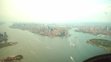 Manhattan ve New York Limanı 'nın havadan görüntüsü. New York Şehri, Iconic Skyline, Skyscrapers ve Busy Harbor Waters 'ın çarpıcı helikopter görüntüsü.