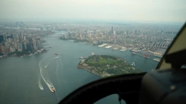 Valiler Adası 'nın havadan görüntüsü ve helikopterden Manhattan' ın aşağısı. Manhattan Valilik Adası ve New York Limanı 'nın Dinamik Su Yolları Büyüleyici Helikopter Manzarası.