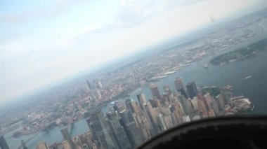 Manhattan ve New York Limanı 'nın helikopter görüntüsü. New York 'un Kalbi Finans Merkezi: Finans Bölgesi ve Iconic One Dünya Ticaret Merkezi' nin Görünümü.